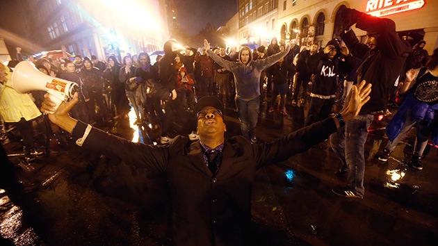 images_SECCIONES_PAGINA_WEB_CRONICATN8_INTERNACIONALES_2014_Diciembre_1_AL_7_Policia_usa_gas_lacrimogeno_07_12_14