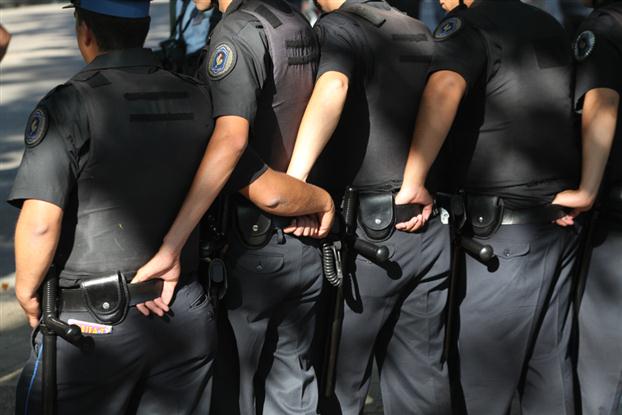 images_SECCIONES_PAGINA_WEB_CRONICATN8_INTERNACIONALES_2014_Diciembre_29_AL_4_policia_golpean_muger-31122014