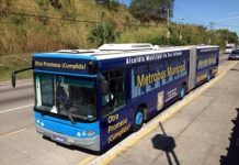 Lanzan metrobús en San Salvador