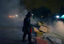 La policía desaloja la plaza de México DF tomada por unos maestros