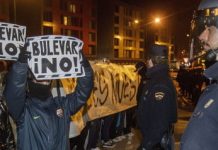 Miles de personas se movilizan en Burgos contra la reforma de una calle