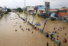 Muertos y desplazados por inundaciones en Indonesia