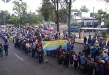 Miles de maestros protestan en demanda de aumento salarial en Guatemala
