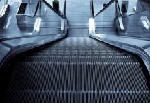 Mujer muere estrangulada por escalera mecánica