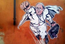 Vaticano se divierte divulgando twitter con graffiti del papa-superman