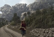 Furioso volcán hace erupción en Indonesia