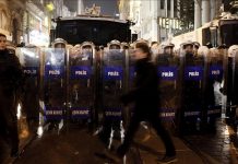 CE muestra alarma por situación turca tras destituciones masivas