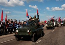 Miles de personas celebran en Cuba el 55º aniversario de la revolución