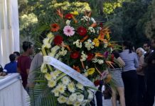Exreina de belleza y su pareja fueron sepultados en compañía de admiradores
