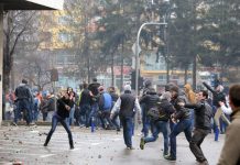 Desempleados se manifiestan en Bosnia pidiendo pan y trabajo