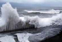 El temporal con olas de diez metros sigue sacudiendo el norte de España