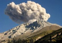 Volcán peruano Ubinas bajo observación por fumarolas y expulsión de gases y ceniza