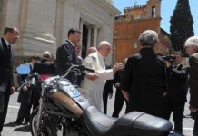 Subasta animada de la «Harley-Davidson del Papa»