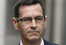 Padre divorciado condenado a cárcel por dañar un retrato de Isabel II