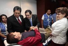 Náufrago salvadoreño llega agotado a su tierra
