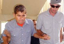 El náufrago salvadoreño abandona en avión las Islas Marshall
