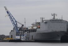 Navío que destruirá arsenal sirio llega a España