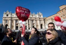 20.000 enamorados en la plaza San Pedro para celebrar San Valentín con el papa