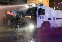 Policía turca dispersa a manifestantes frente al parlamento en Ankara