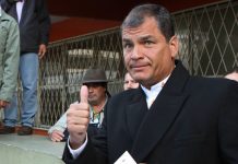 El presidente de Ecuador Rafael Correa emite su voto