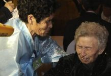 Emotivo reencuentro entre familias divididas por la Guerra de Corea