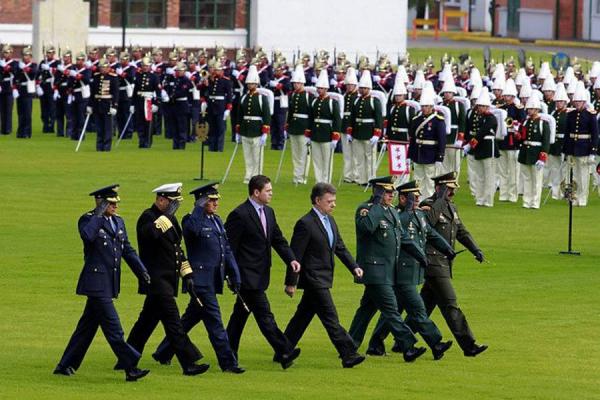 images_SECCIONES_PAGINA_WEB_CRONICATN8_INTERNACIONALES_2014_Febrero_DEL_17_AL_23_fuerzasarmadascolomn