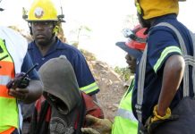 Mineros rescatados en Sudáfrica encaran cargos