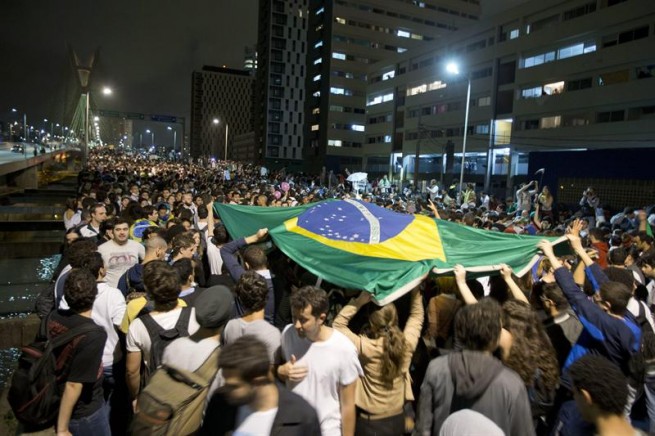 images_SECCIONES_PAGINA_WEB_CRONICATN8_INTERNACIONALES_2014_Febrero_DEL_24_AL_2_DE_MARZO_brasil-protESTAS-24022014