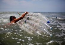 Lanzan «ecosurf» en Perú con tablas hechas con botellas de plástico