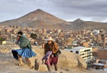 Mineros bolivianos cesarán trabajos en cerro de Potosí en riesgo de derrumbe