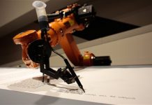 Robot escribe más rapido las sagradas escrituras judías que un humano