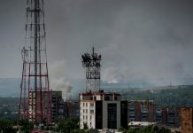 Milicianos cercan el aeropuerto de Lugansk ocupado por militares