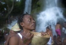 Haitianos celebran rito vudú en una cascada