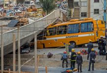 Dos muertos y 22 heridos al derrumbarse viaducto en obras de la Copa en Belo Horizonte