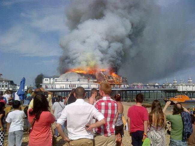 Eastbourne Pier fire photo © @pennyrsawyer