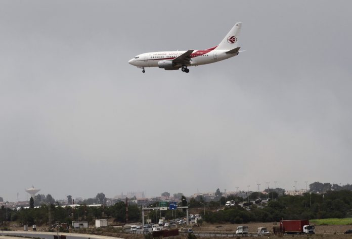 En la imagen, un avión de Air Algerie Airways se prepara para aterrizar en el aeropuerto Houari Boumediene en Argel