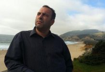 Revelan al millonario misterioso que reparte los sobres con dinero en California