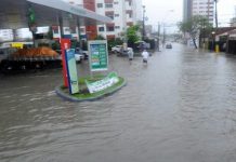 Lluvia torrencial deja calles inundadas en Recife en día de partido