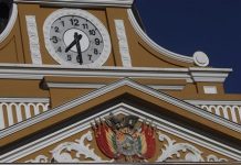 Reloj boliviano gira a la izquierda