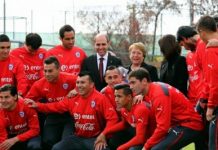 Bachelet atrasa viaje a EE.UU. para recibir a la selección nacional de fútbol