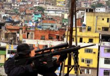 Policía casi dispara a agente durante Mundial