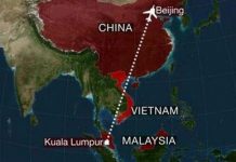 Hallan manchas de aceite en búsqueda del avión de Malaysia Airlines