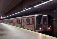 Hombre ciego cae a vías de metro y sobrevive