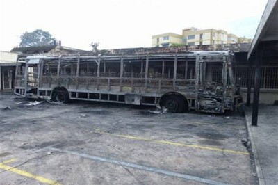 images_SECCIONES_PAGINA_WEB_CRONICATN8_INTERNACIONALES_2014_Marzo_DEL_17_AL_23_bus-quemado-venezuela-20032014