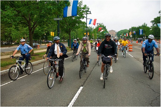 images_SECCIONES_PAGINA_WEB_CRONICATN8_INTERNACIONALES_2014_Mayo_DEL_05_MAY_AL_11_eeuu-trabajadores-en_bicicleta-08052014