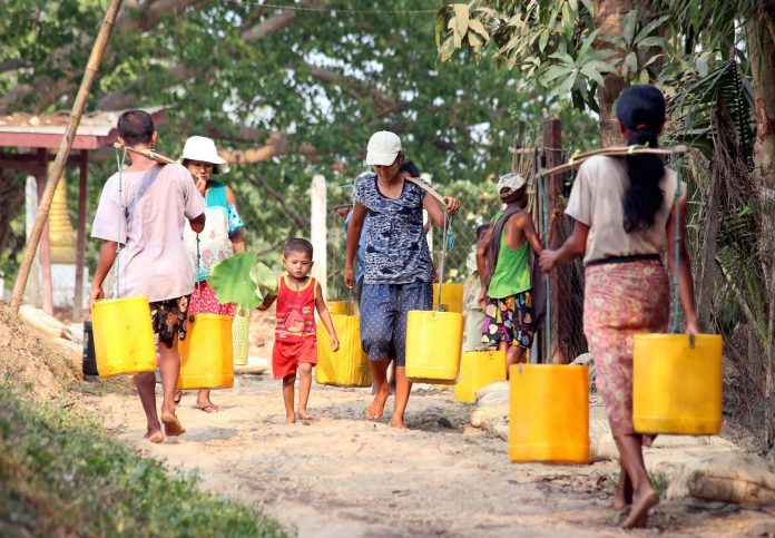 (WORLD SECTION) MYANMAR-YANGON-DALA TOWNSHIP-WATER SHORTAGE