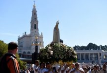Cerca de 200.000 peregrinos rezan en el santuario portugués de la Virgen de Fátima