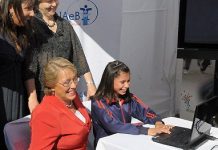 Bachelet entrega computadoras a niños de familias chilenas pobres