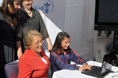 images_SECCIONES_PAGINA_WEB_CRONICATN8_INTERNACIONALES_2014_Mayo_DEL_12_AL_18__BACHELET_ENTREGA13