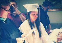 Una joven se gradúa junto a su madre a punto de morir